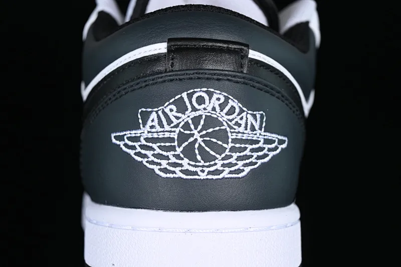 All categories Air Jordan Jordan series basketball shoes Air Jordan 1 Low Z version Air Jordan 1 Low AJ1 Joe 1 white and black color matching low-top cultural casual sneakers 553560-132